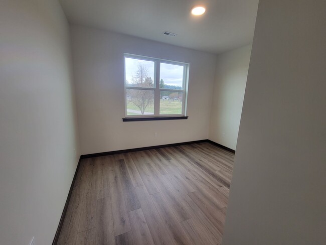 Building Photo - New 3 bedroom, 2 bathroom Town home in Pri...