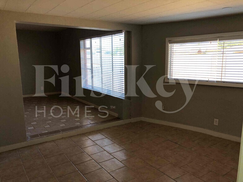 Building Photo - 1634 W Indian School Rd