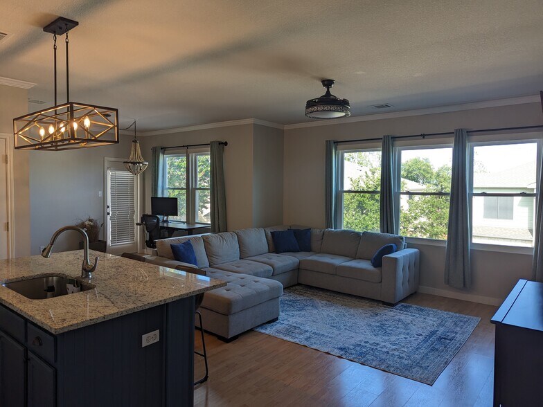 Building Photo - 7501 Shadowridge Run