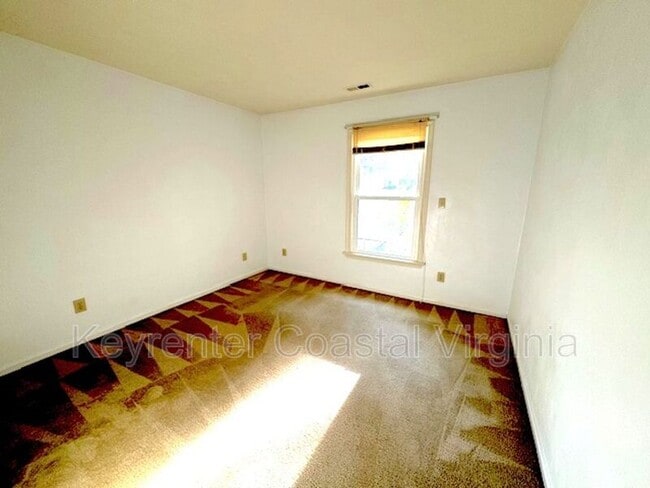 Building Photo - 913 Edgewater Dr