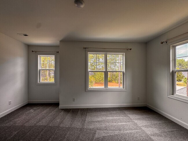 Building Photo - Gorgeous 4 Bed 3.5 Bath Executive Home with Community Amenities