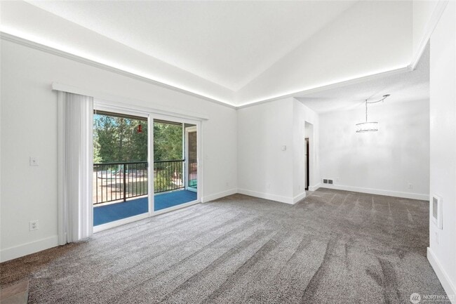 Building Photo - 4641 W Lake Sammamish Pkwy SE