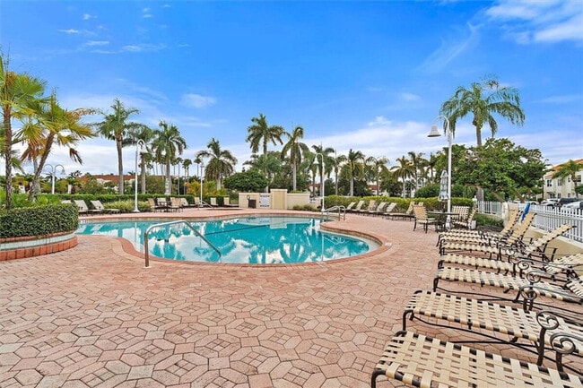 Building Photo - 6141 Bahia Del Mar Blvd S