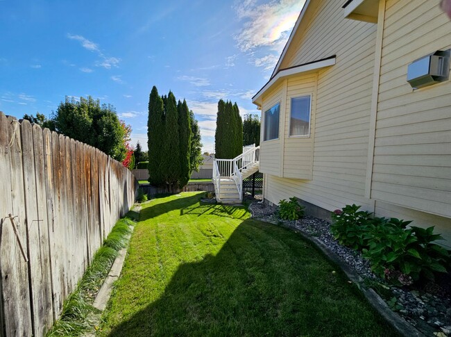 Building Photo - Two Story Home w/ Main Level Primary Bedro...