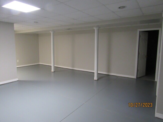 Building Photo - 2412 W Molly Ln