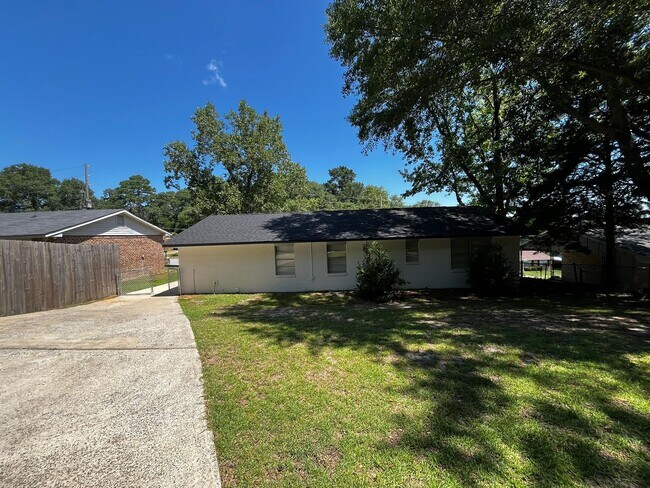 Building Photo - New On the Market!