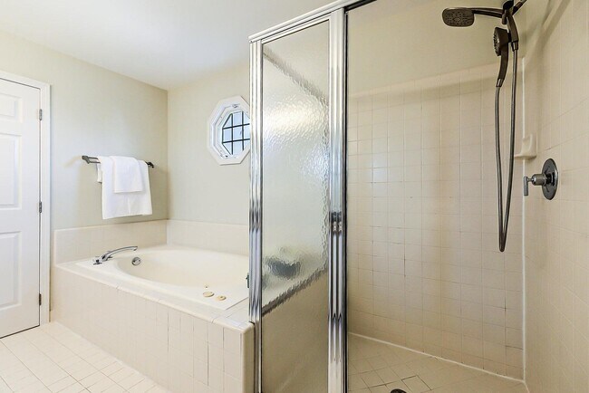 Building Photo - 2400 Rockport Ct