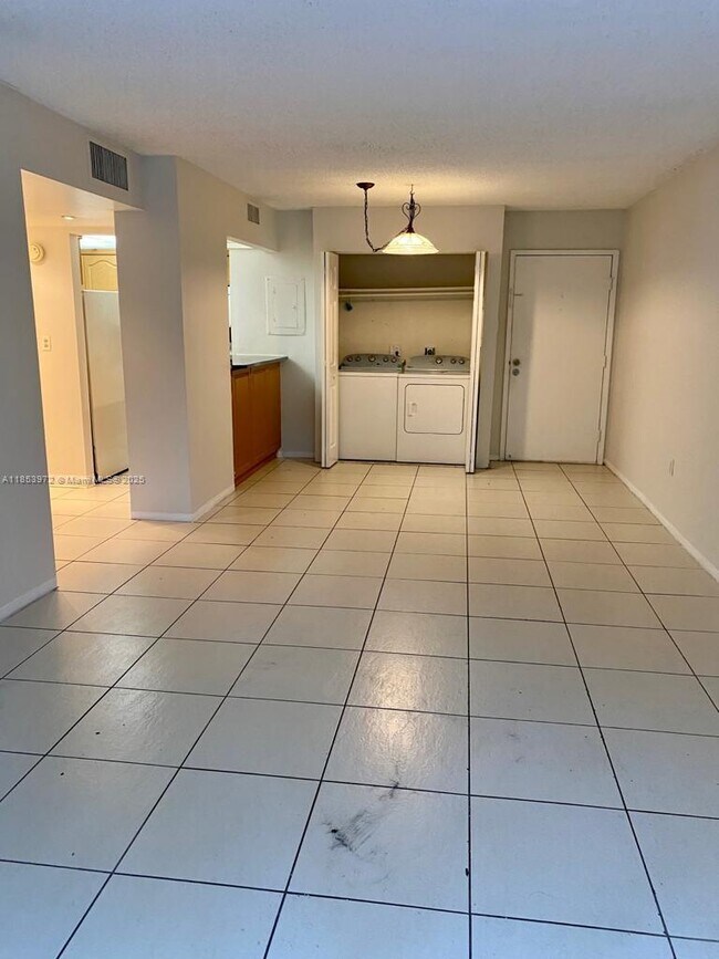 Building Photo - 8810 Fontainebleau Blvd