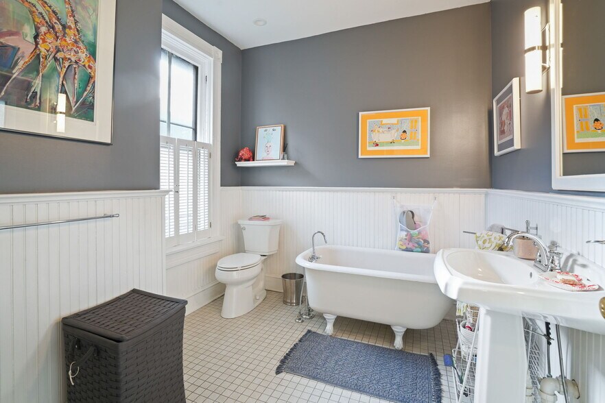 Building Photo - 77 W 2nd Ave