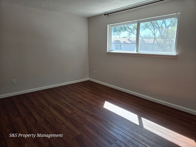 Building Photo - 8879 Salmon Falls Dr