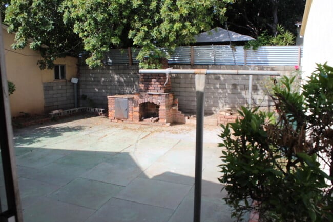 Building Photo - ( ( ( CUTE 4 BEDROOM 2 BATH ONE STORY HOUS...