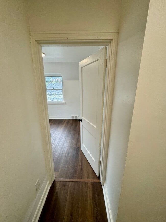 Building Photo - Adorable 2 Bed 1 Bath Home in Brookline W/dedicated office/library space!