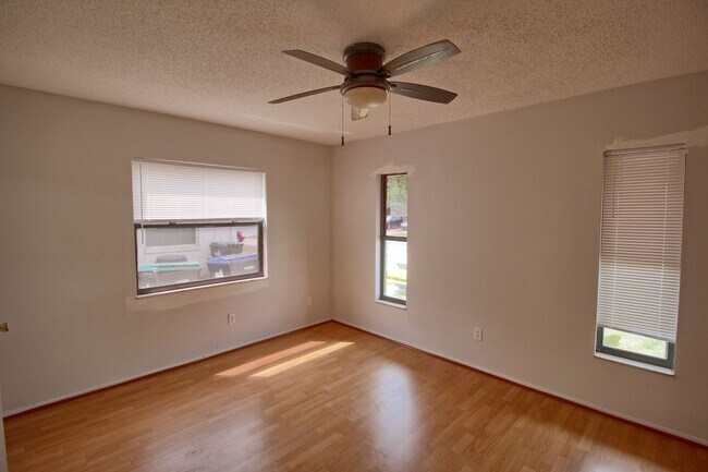 Building Photo - 743 Hummingbird Ln