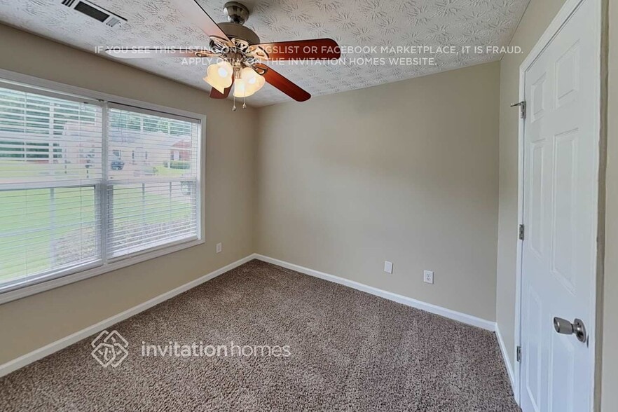 Building Photo - 898 Kendall Park Dr