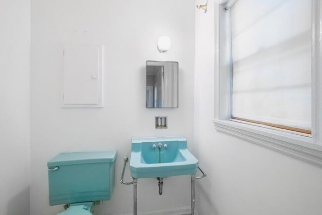 Building Photo - 757 Old Ivy Rd NE