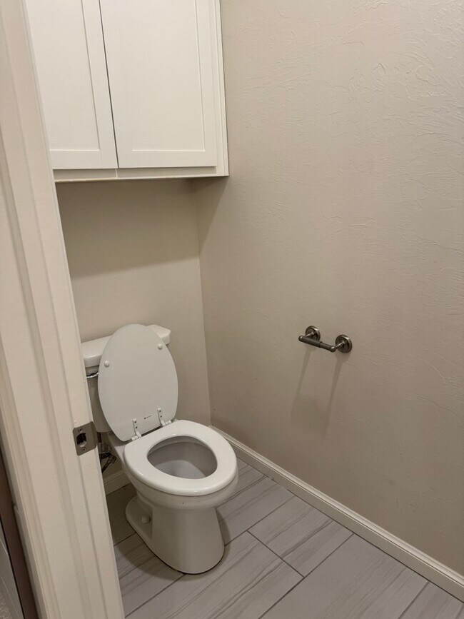 Building Photo - 3 Bed 2 bath with an office in The Enclave