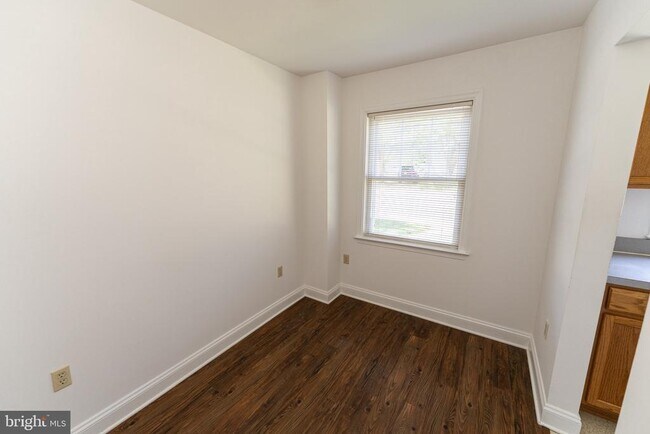 Building Photo - 804 Travers St