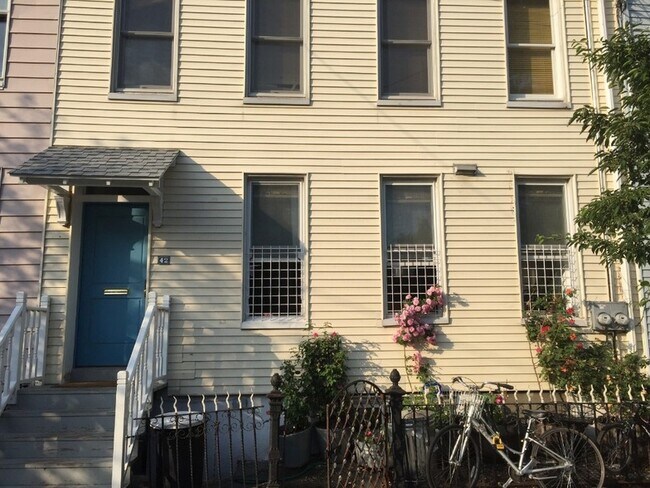 Building Photo - 42 Dikeman St