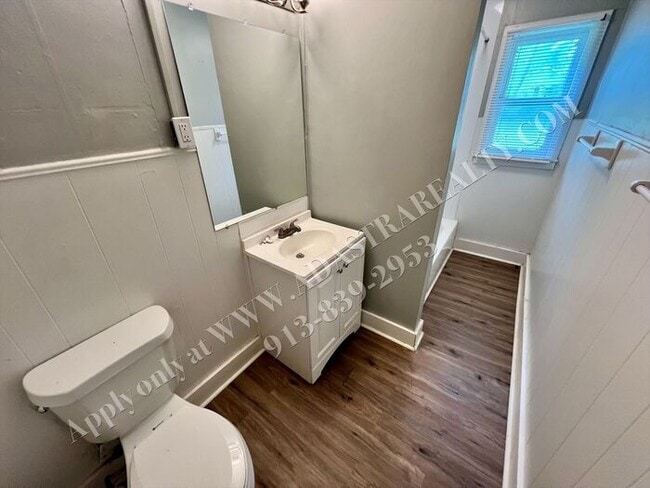 Building Photo - Cozy 2 Bed 1 Bath Duplex in OLATHE-Available NOW!!