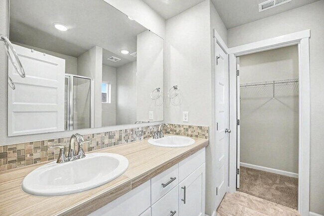 Building Photo - Modern Yelm Home Built in 2023, Walk-In Closets, Deep Storage & Neighborhood Park!