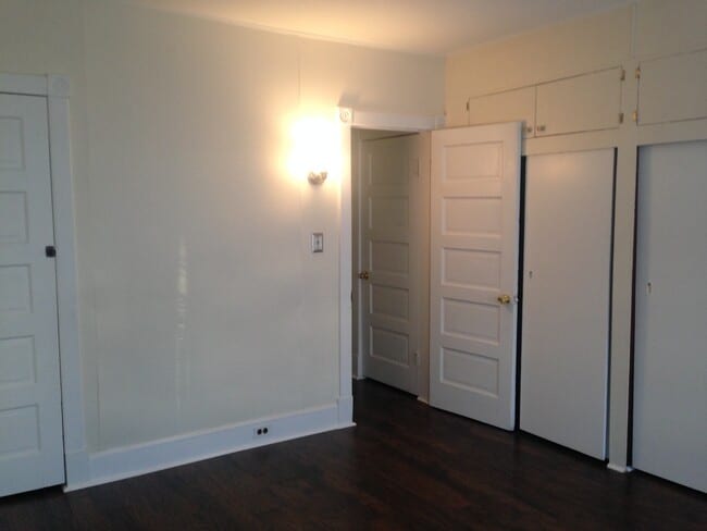 Building Photo - Great Home! Spacious and Updated! Wood Flooring! New Window! Eat-in-Kitchen! Yard!