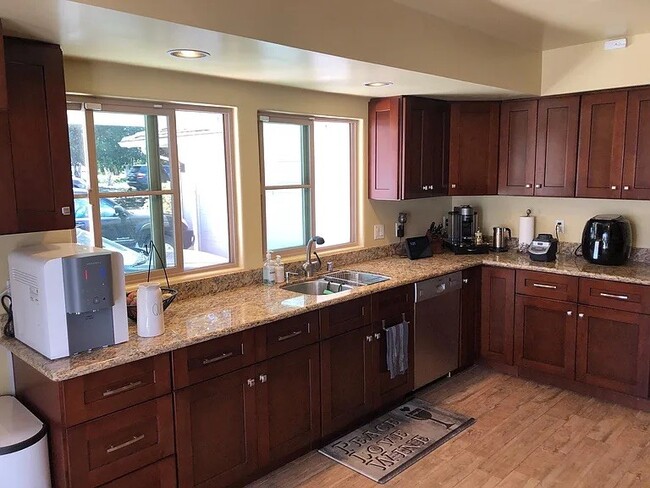 Building Photo - 3329 Palos Verdes Dr N