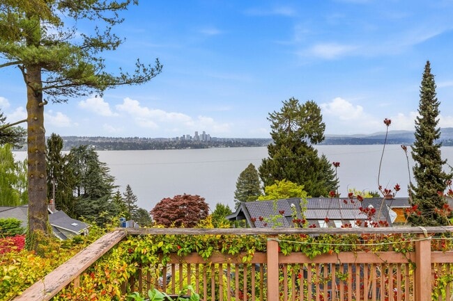 Building Photo - 4Bd/2.75Ba Seattle House