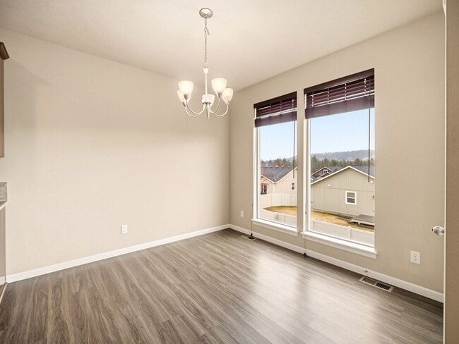 Building Photo - Spacious 5-Bedroom Home with Private Yard & Parking in Spokane