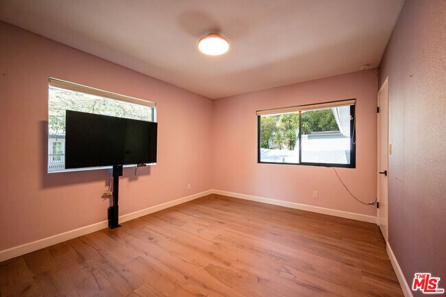 Building Photo - 3116 Beachwood Dr