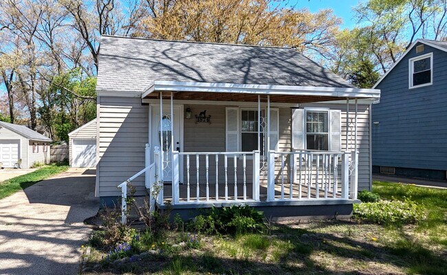 Primary Photo - 1874 Manor Dr