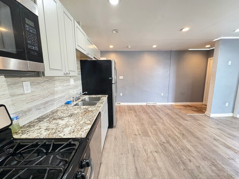 Building Photo - 5807 Hobart St