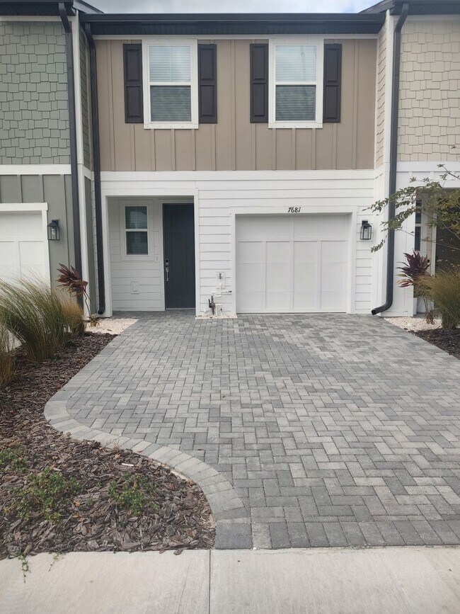 Building Photo - Brand-New 3BR/2.5BA Townhome in Tampa!