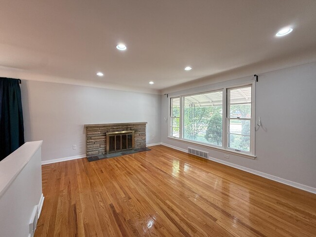 Building Photo - 2082 Vernier Rd