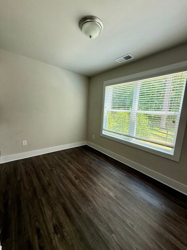 Building Photo - 2 Bed / 2.5 Bath near Lake Lanier