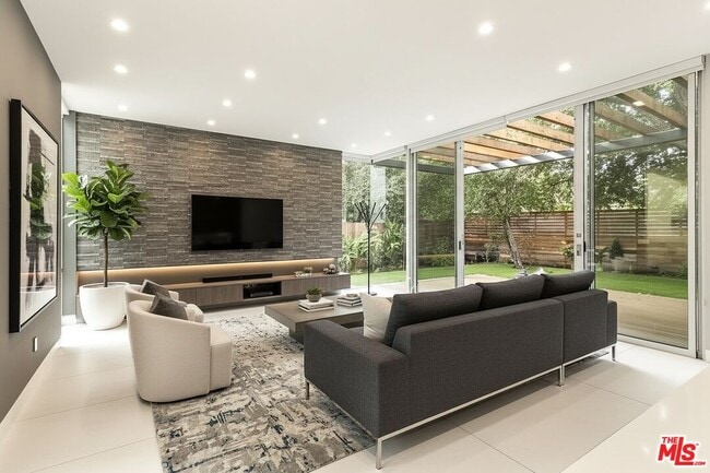 Building Photo - 16540 Moorpark St