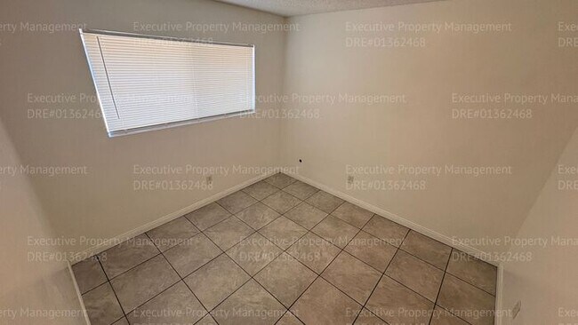 Building Photo - 2 bedroom 1.5 bathroom townhome