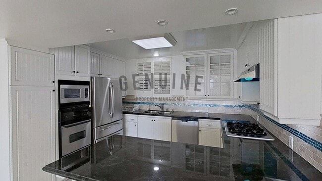 Building Photo - 2Bd 2Ba Spacious Newport Bay Front Condo