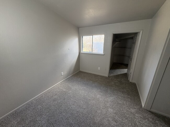 Building Photo - 2821 E 40th Pl N