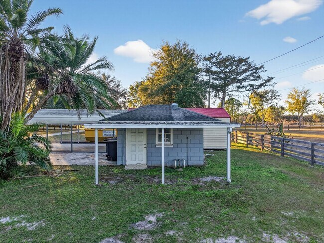 Building Photo - Lakefront 4-Bedroom Home for Rent in Beautiful Umatilla, FL