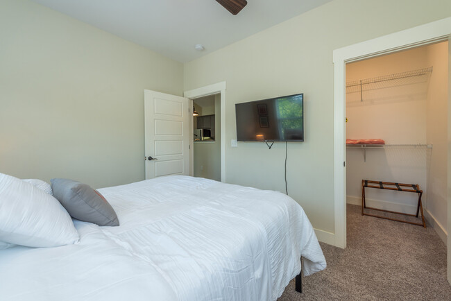 Light & Bright Bedroom - 19 Plant Pl