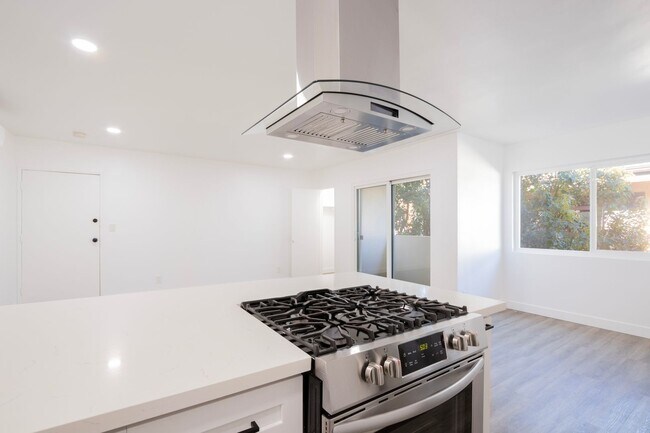 Building Photo - Newly Remodeled Top Floor 1 Bed / 1 Bath Apartment in Prime West Hollywood