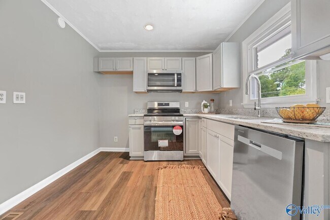 Building Photo - 2017 Shady Ln Dr NW