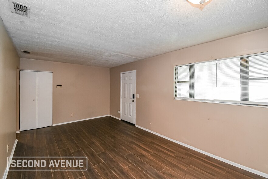 Building Photo - 2318 Looking Glass Ln