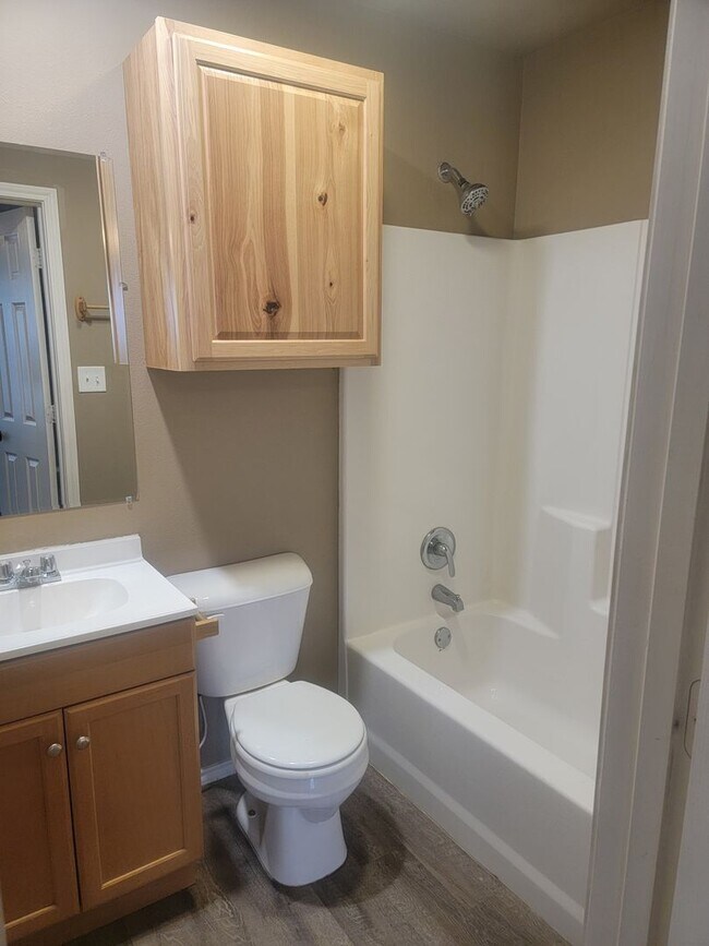 Building Photo - 3BD 2BR 1 CAR GARAGE *Section 8 approved