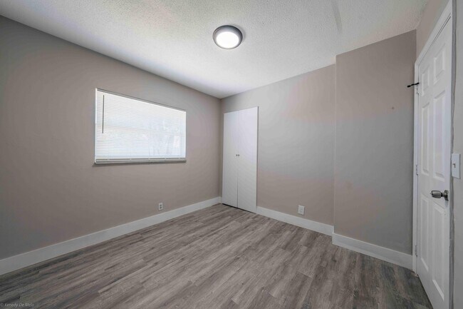 Building Photo - 510 SW 13th Pl
