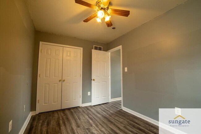 Building Photo - 123 Center St