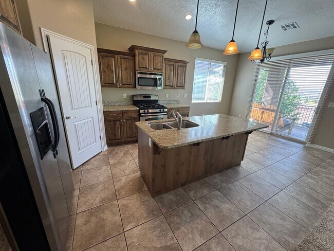 Building Photo - Highly Desirable Lakota Ridge!