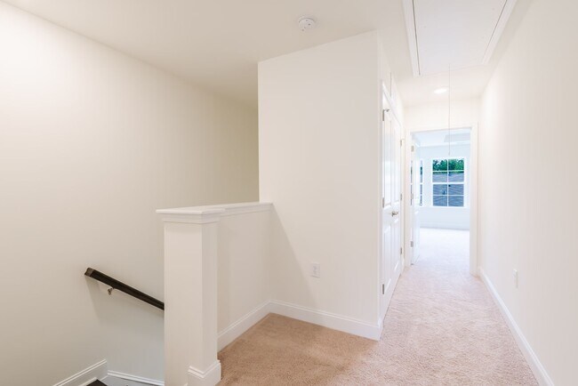 Building Photo - Available Early July - 3 Bed, 2.5 Ba in Convenient Location! Pet Friendly!