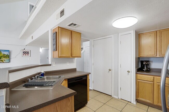 Building Photo - 240 Summerbrooke Ct