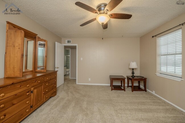 Building Photo - 5222 Jamaica Dr